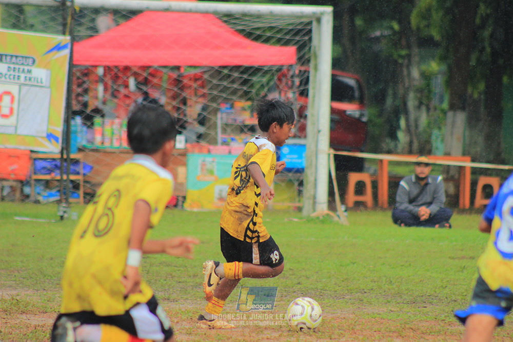ijl big16 u10 021125 khenzi united vs dream soccer skill