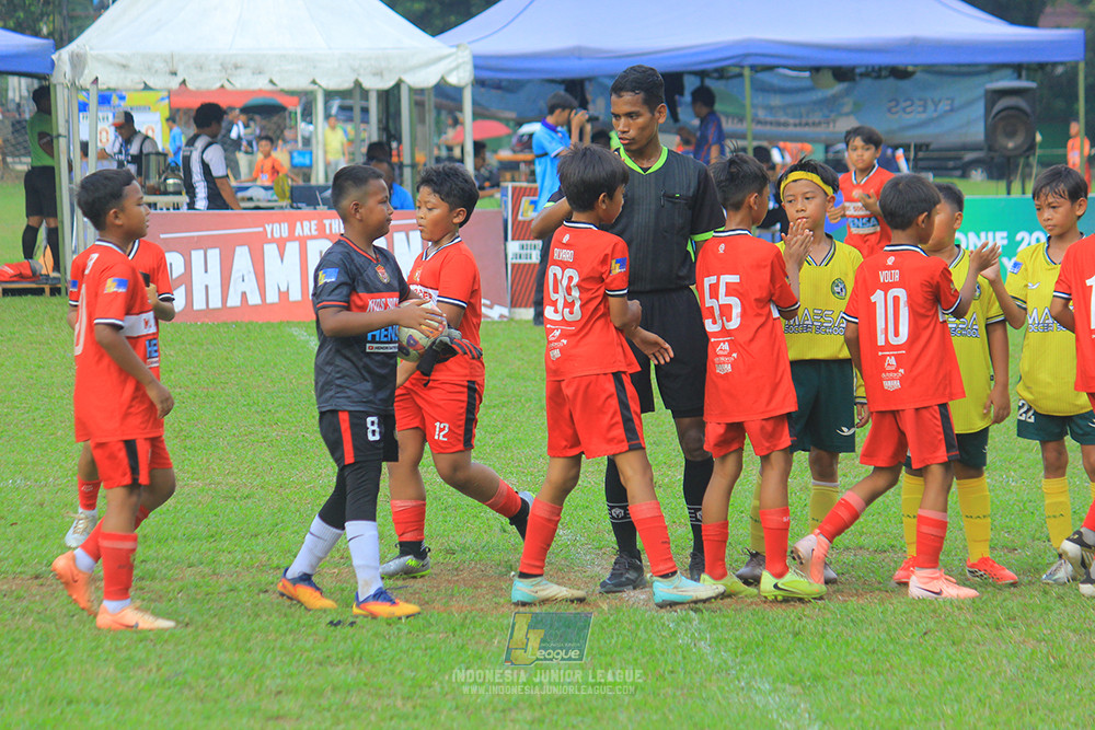ijl u11 100526 maesa pararaider army vs kids soccer family