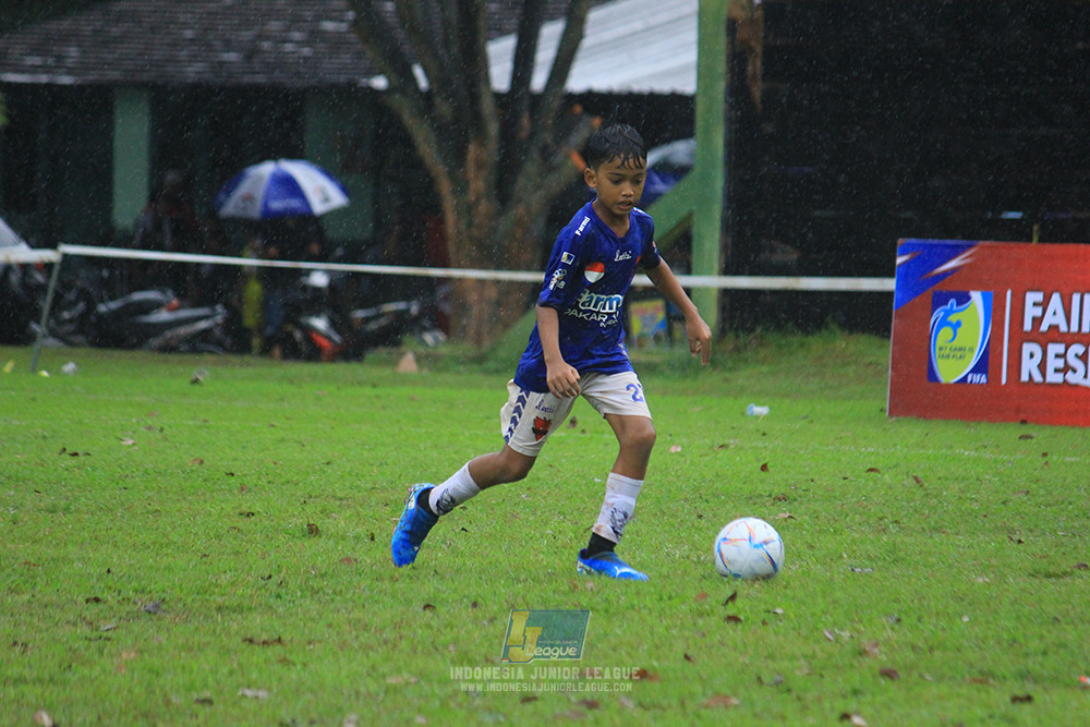 ijl u11 110126 proball football vs fifa farmel