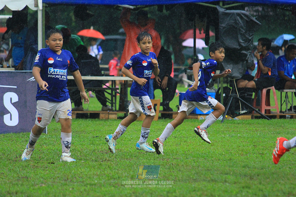 ijl u11 110126 proball football vs fifa farmel