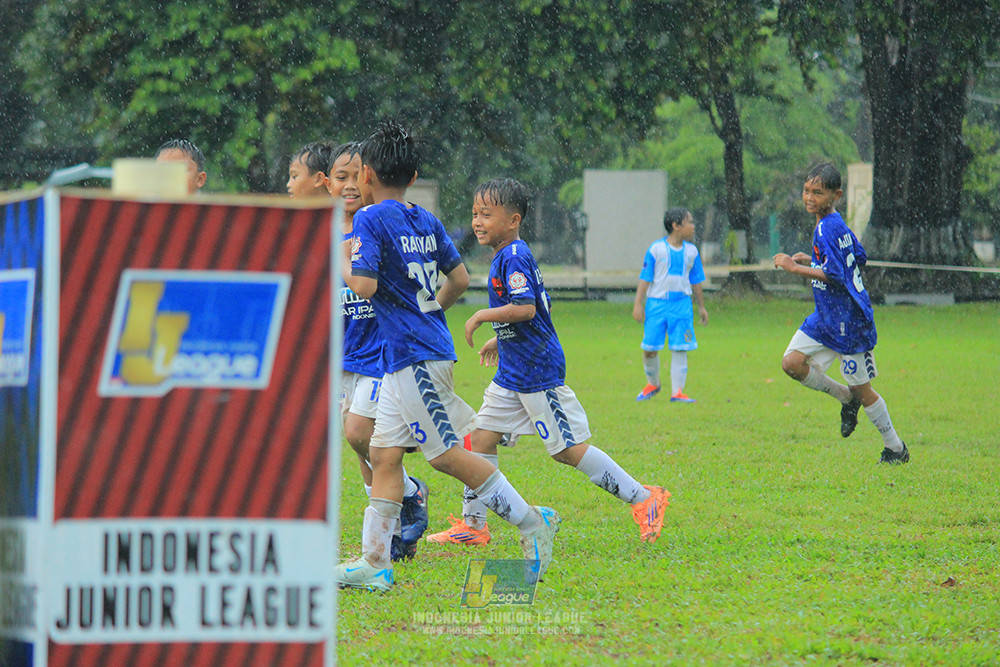 ijl u11 110126 proball football vs fifa farmel