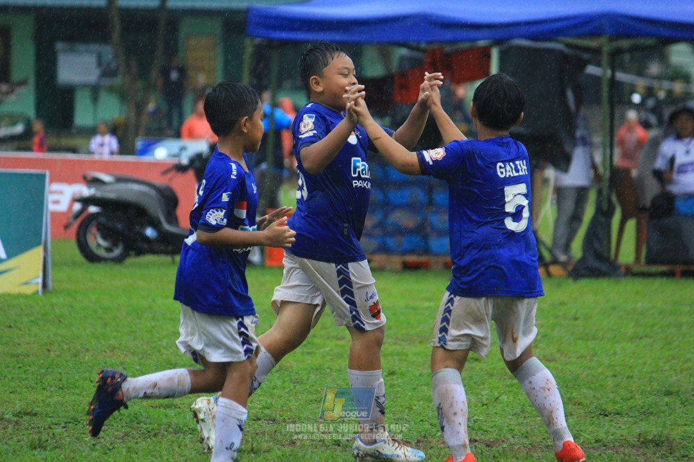 ijl u11 110126 proball football vs fifa farmel