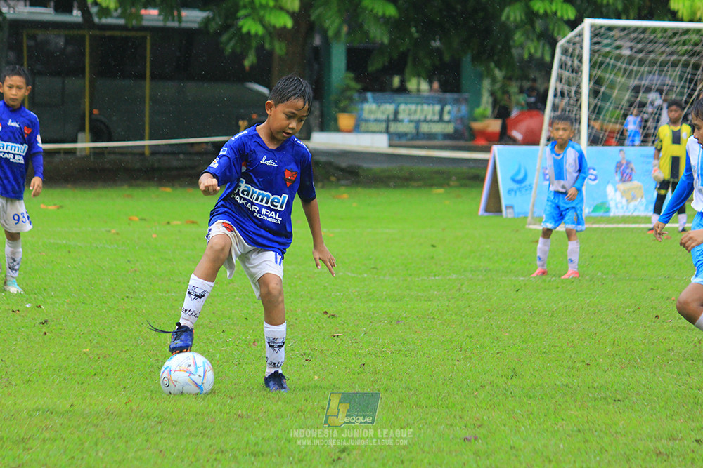 ijl u11 110126 proball football vs fifa farmel