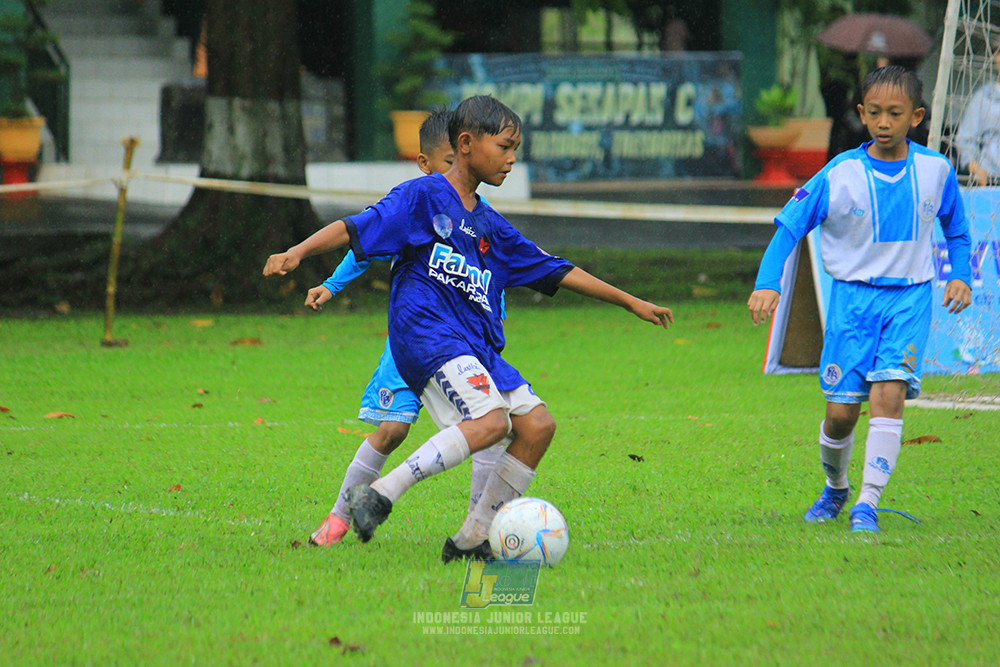 ijl u11 110126 proball football vs fifa farmel