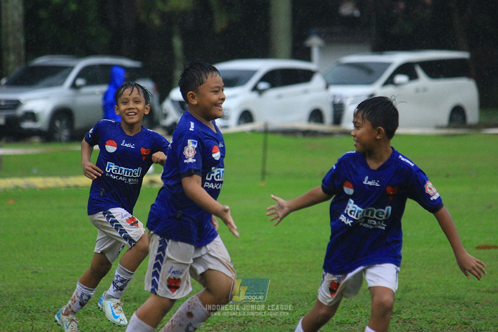 ijl u11 110126 proball football vs fifa farmel