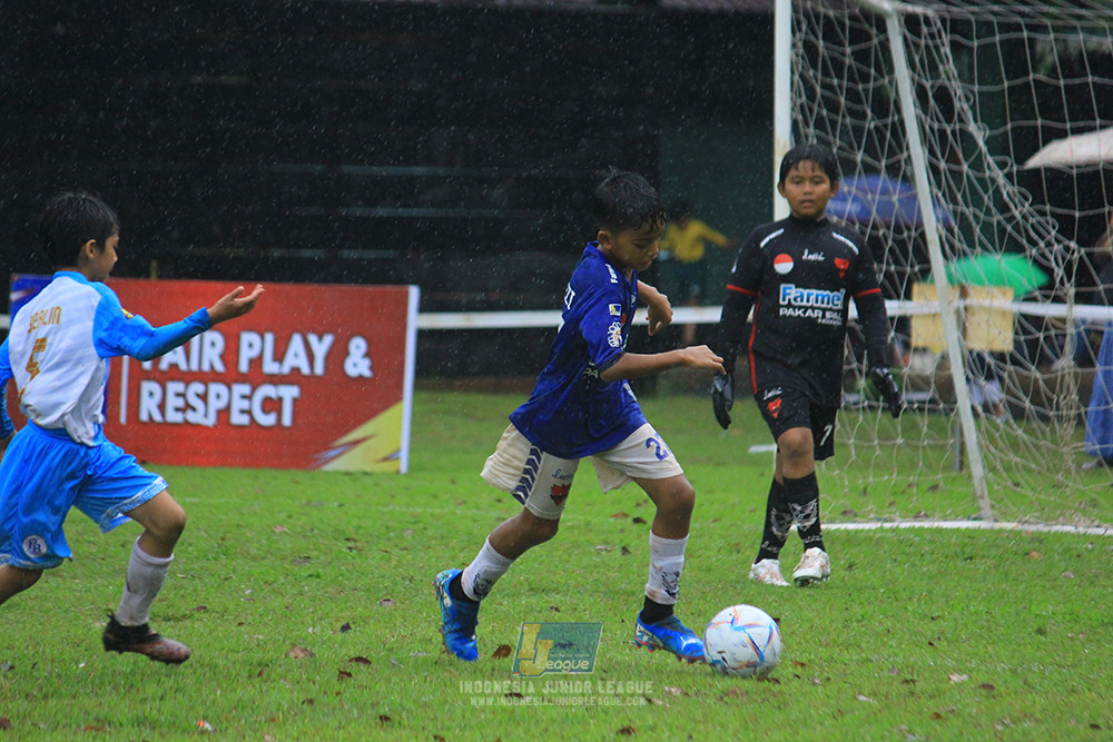 ijl u11 110126 proball football vs fifa farmel