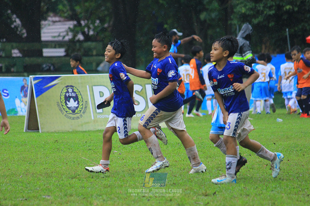 ijl u11 110126 proball football vs fifa farmel