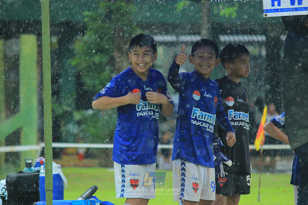 ijl u11 110126 proball football vs fifa farmel