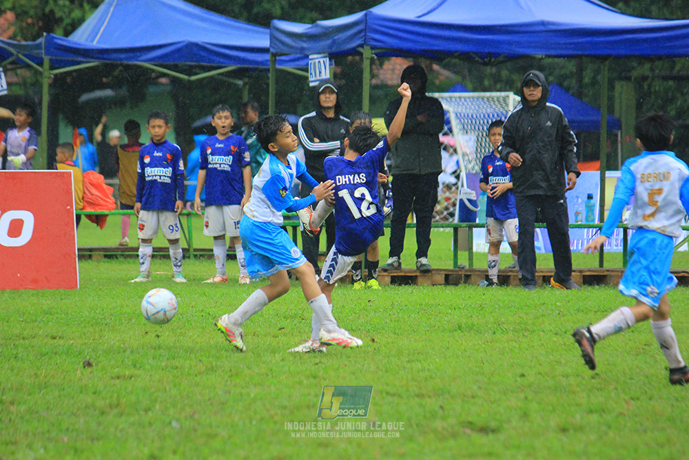 ijl u11 110126 proball football vs fifa farmel