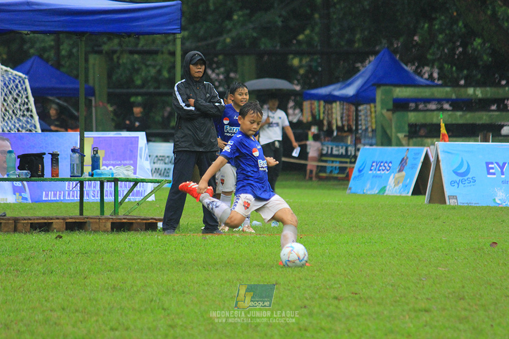 ijl u11 110126 proball football vs fifa farmel