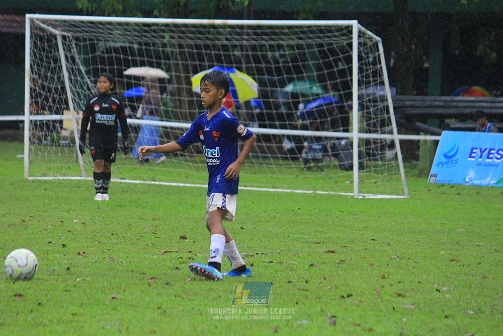 ijl u11 110126 proball football vs fifa farmel