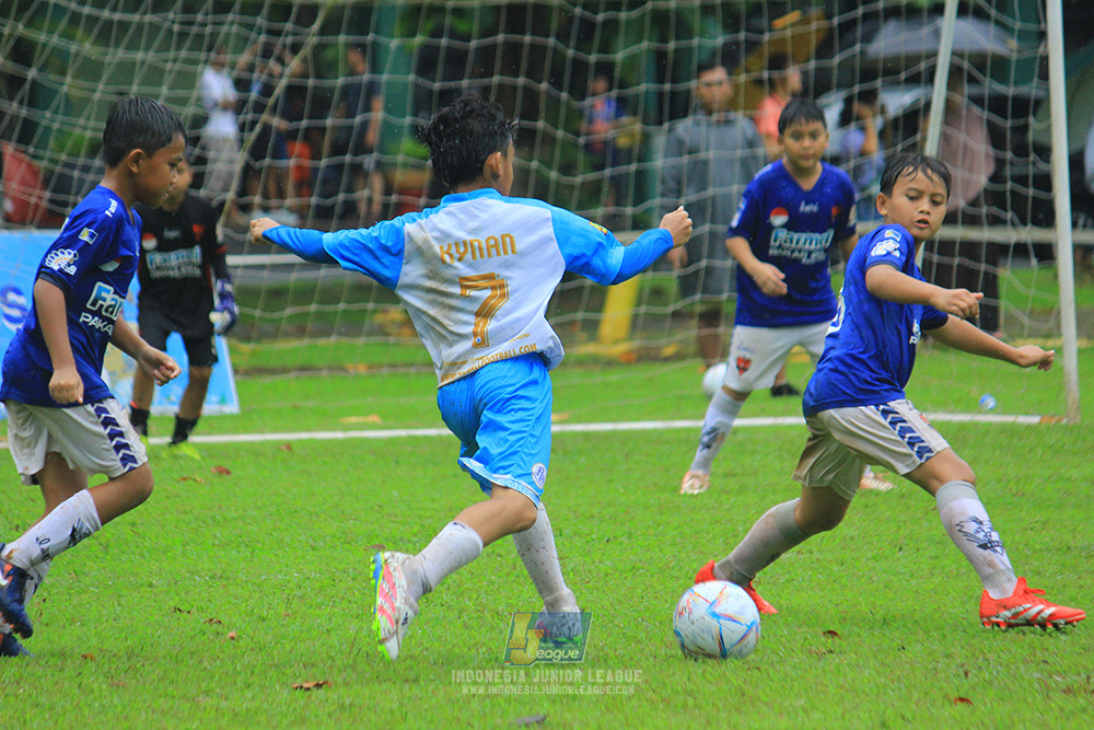 ijl u11 110126 proball football vs fifa farmel