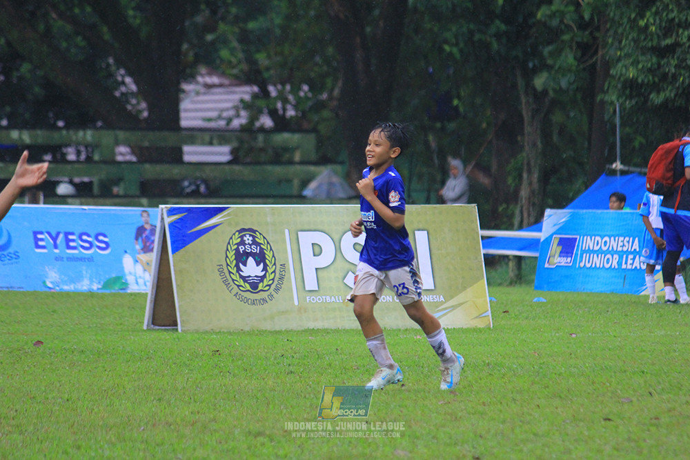 ijl u11 110126 proball football vs fifa farmel