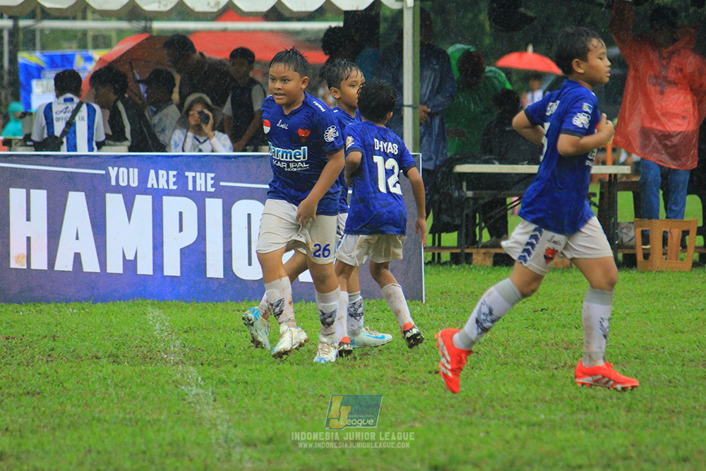 ijl u11 110126 proball football vs fifa farmel