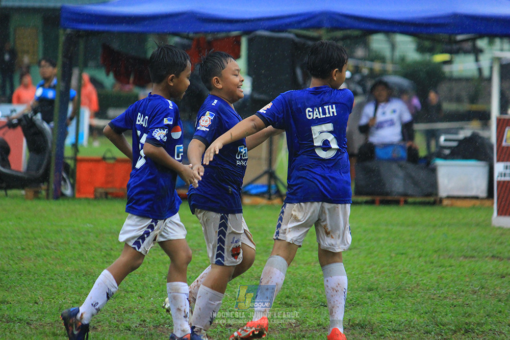 ijl u11 110126 proball football vs fifa farmel