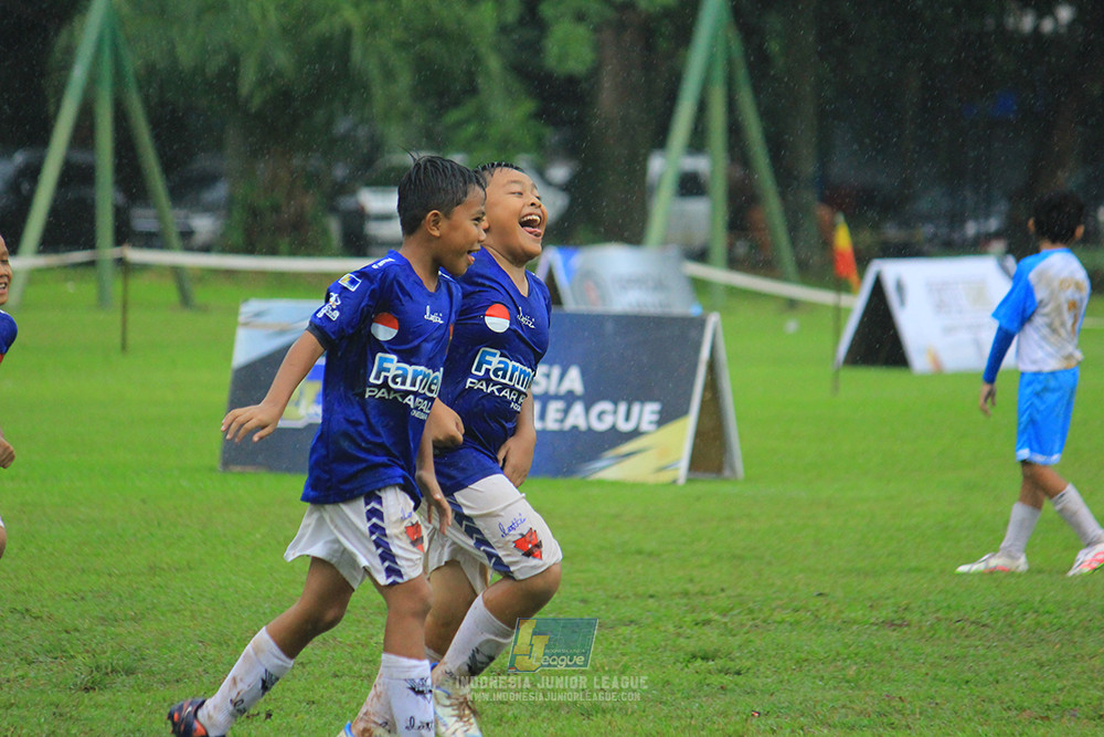 ijl u11 110126 proball football vs fifa farmel