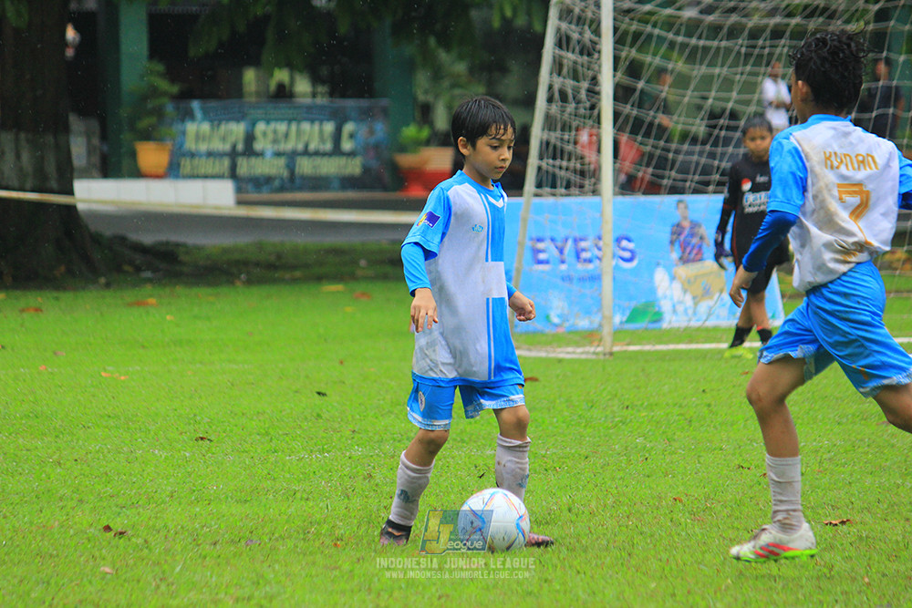 ijl u11 110126 proball football vs fifa farmel