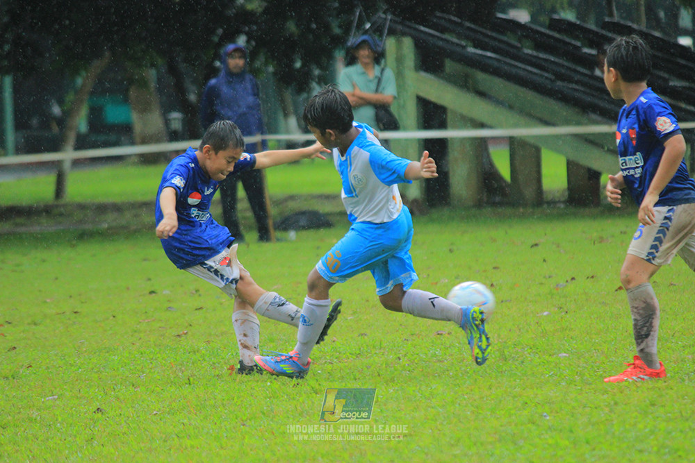 ijl u11 110126 proball football vs fifa farmel
