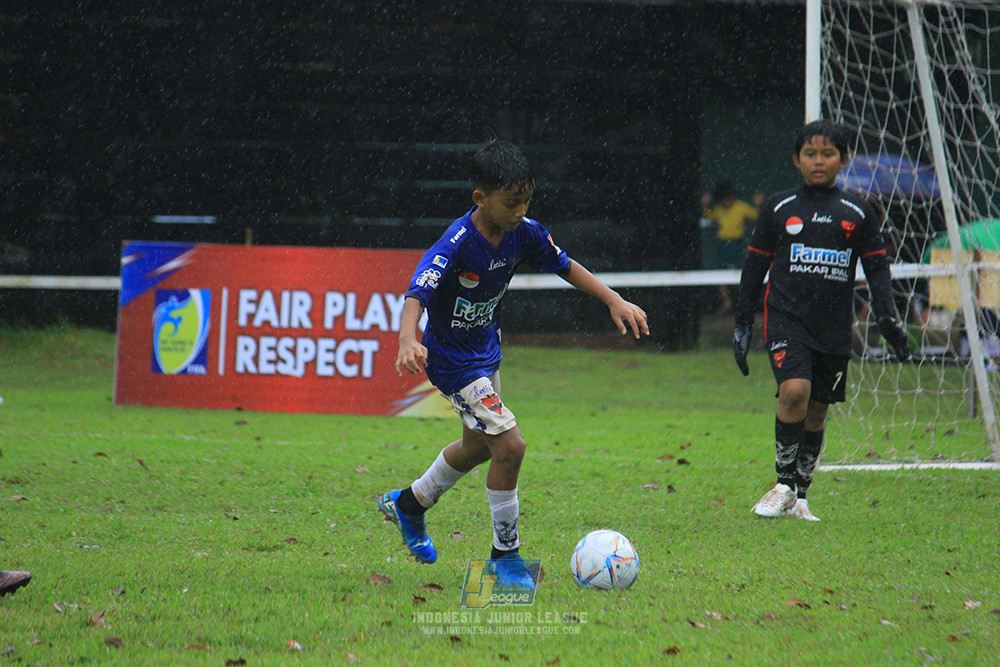 ijl u11 110126 proball football vs fifa farmel