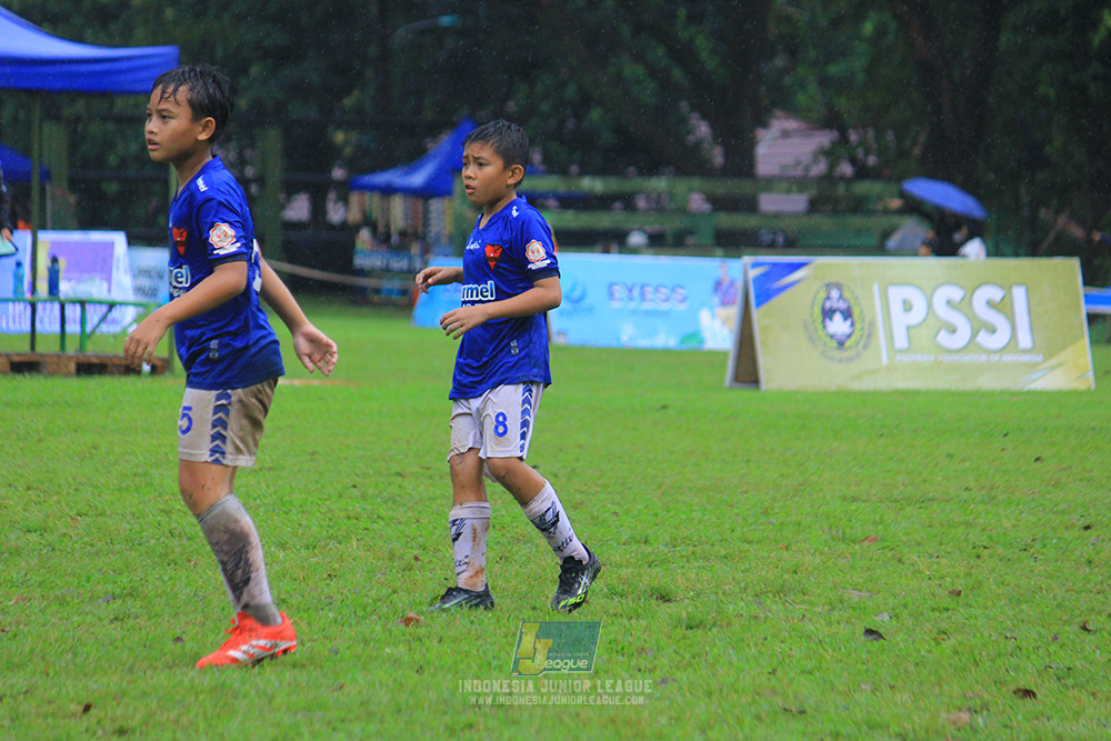 ijl u11 110126 proball football vs fifa farmel