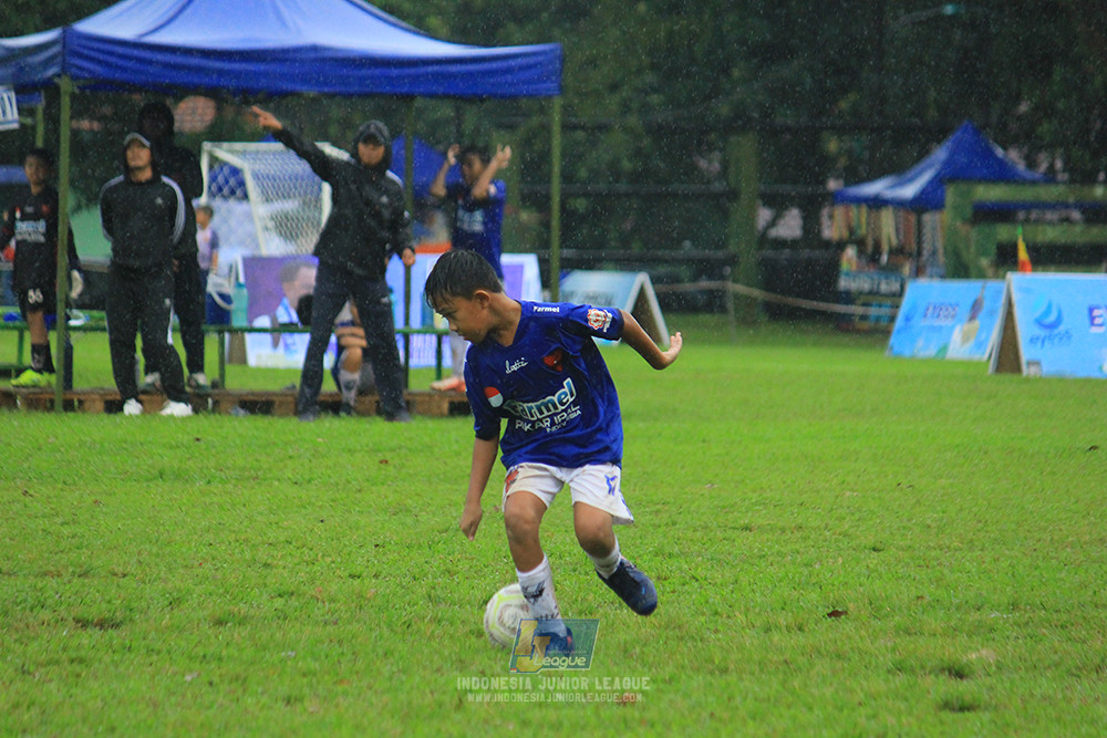ijl u11 110126 proball football vs fifa farmel