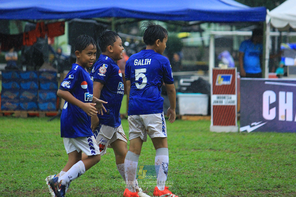 ijl u11 110126 proball football vs fifa farmel