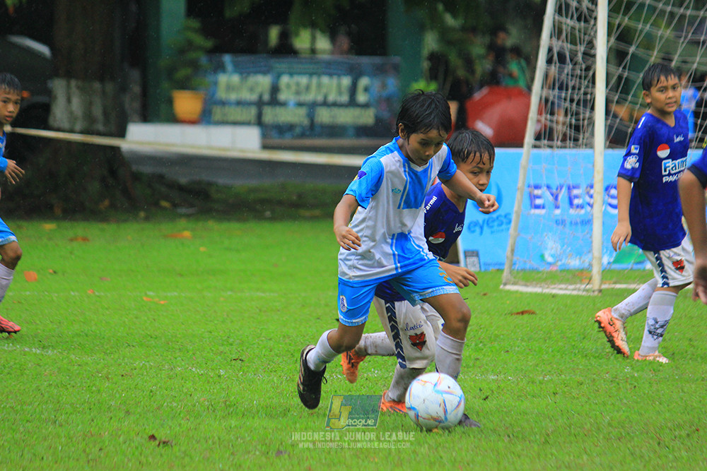 ijl u11 110126 proball football vs fifa farmel