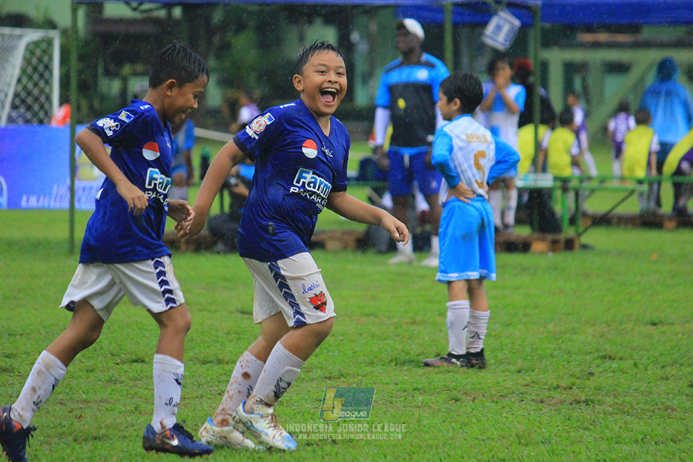 ijl u11 110126 proball football vs fifa farmel