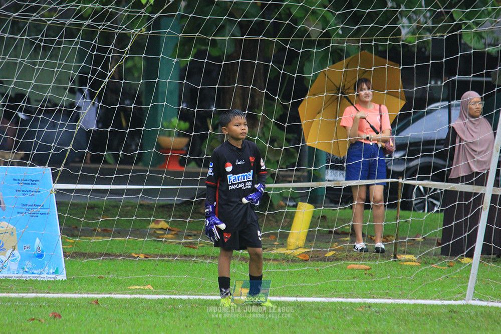 ijl u11 110126 proball football vs fifa farmel