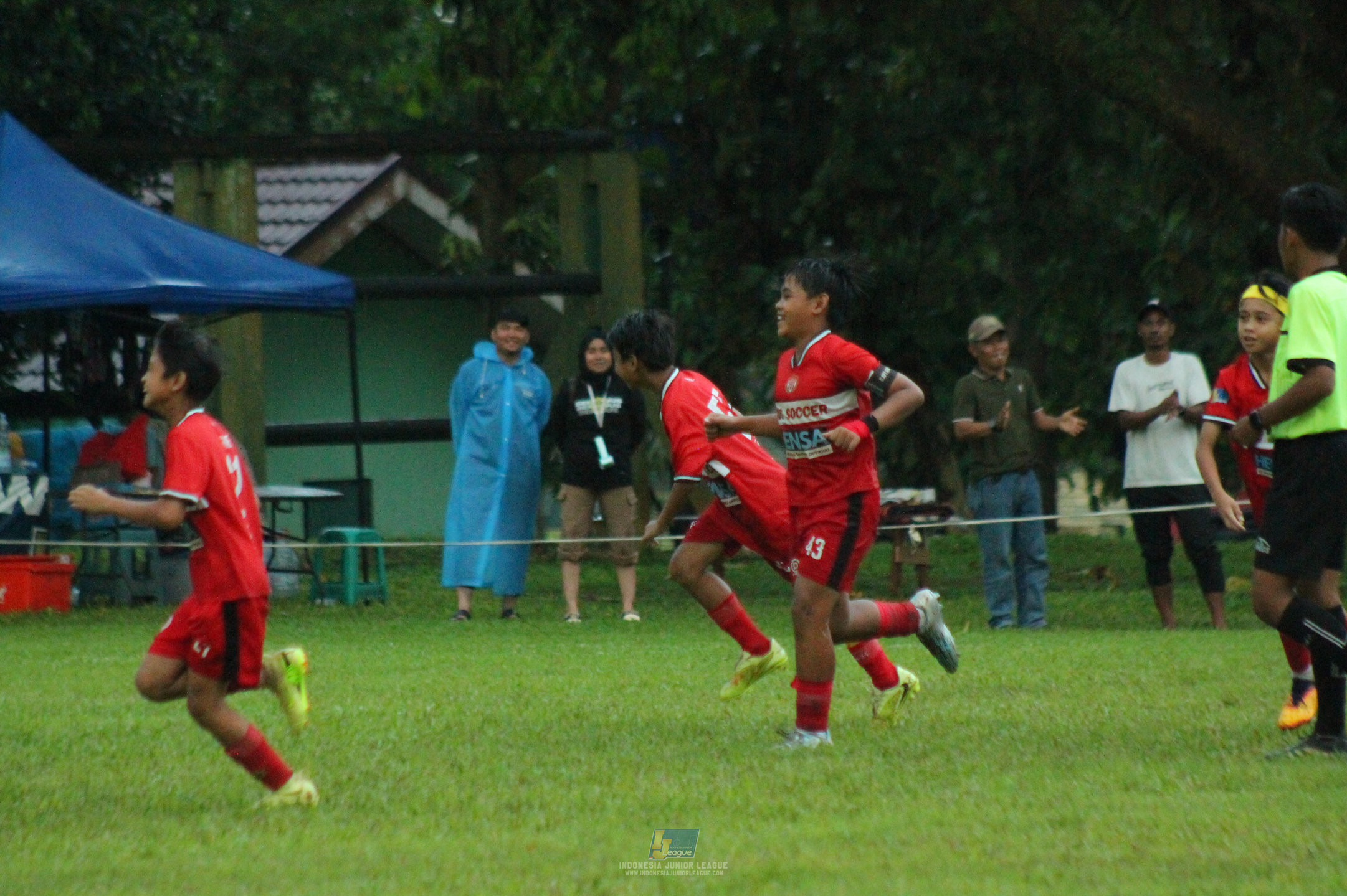 ijl u11 120426 brazillian ss lfa vs kids soccer family