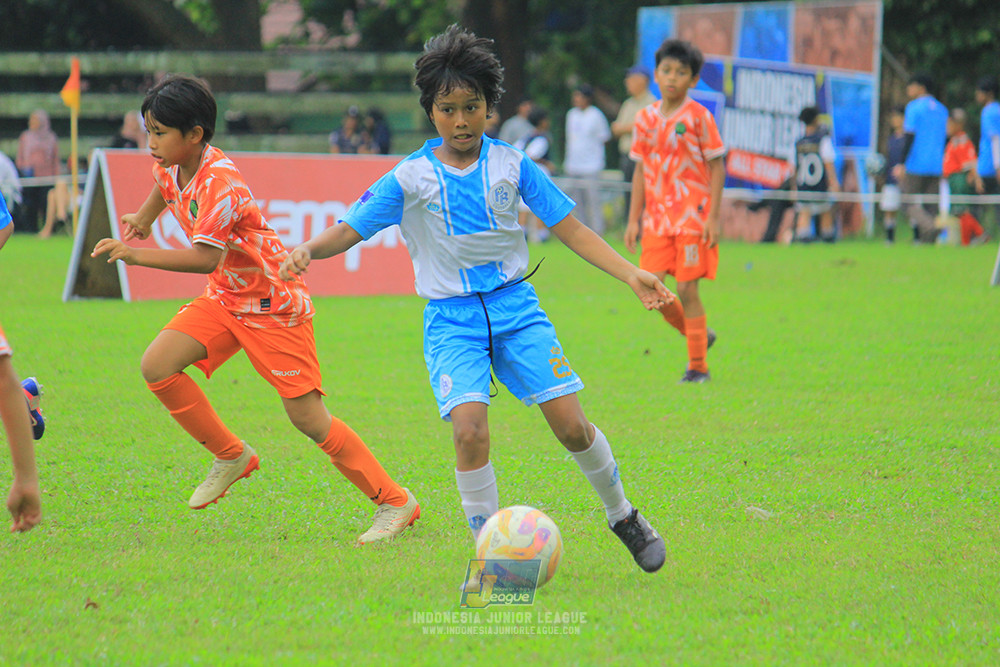 ijl u11 310526 proball football vs soccer future lab