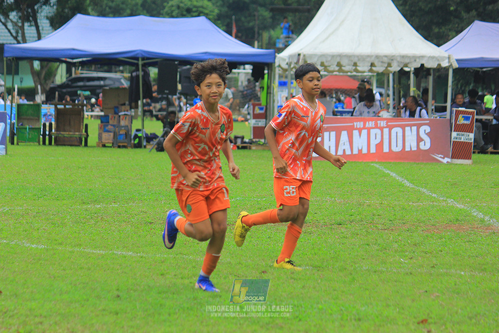 ijl u11 310526 proball football vs soccer future lab