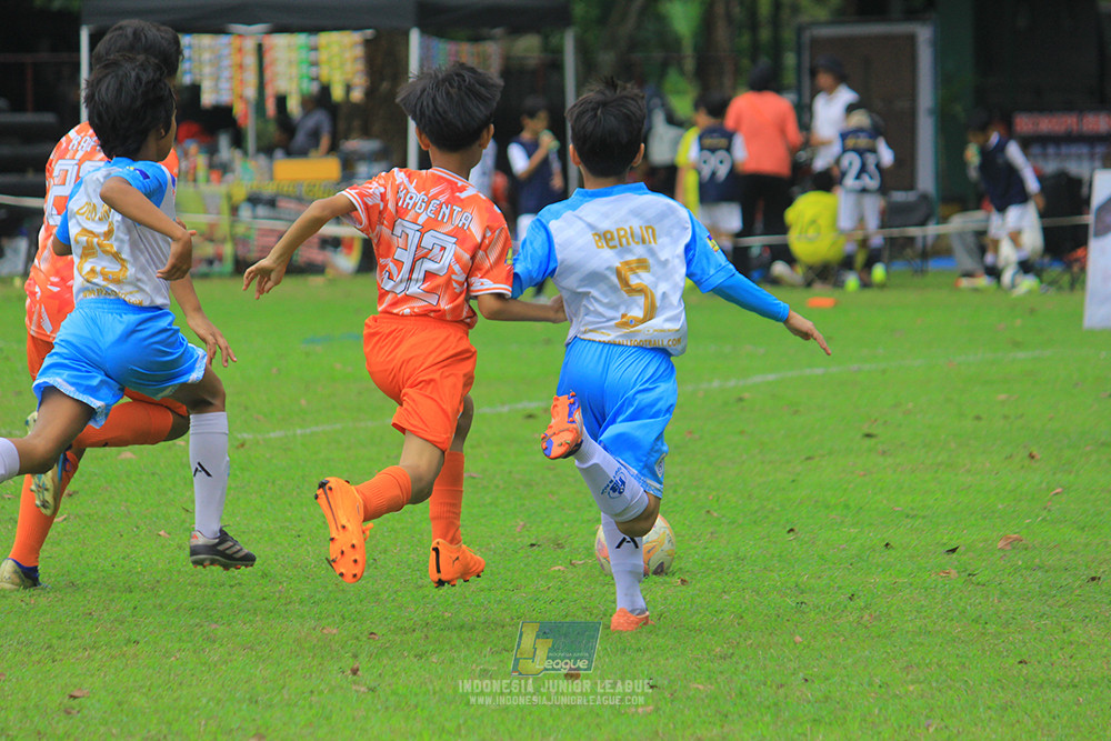 ijl u11 310526 proball football vs soccer future lab