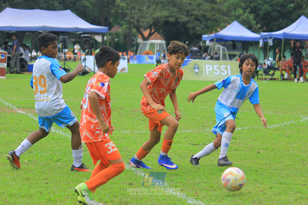 ijl u11 310526 proball football vs soccer future lab