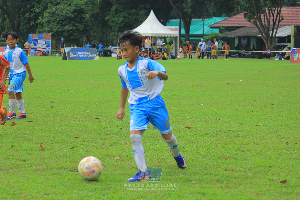 ijl u11 310526 proball football vs soccer future lab