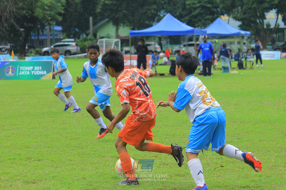 ijl u11 310526 proball football vs soccer future lab