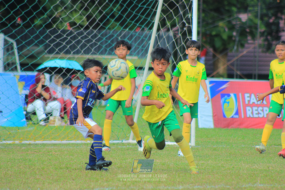 ijlu10 170825 brazillian soccer lfa vs pelita jaya soccer school