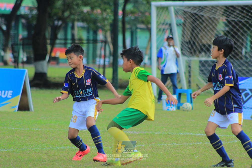 ijlu10 170825 brazillian soccer lfa vs pelita jaya soccer school