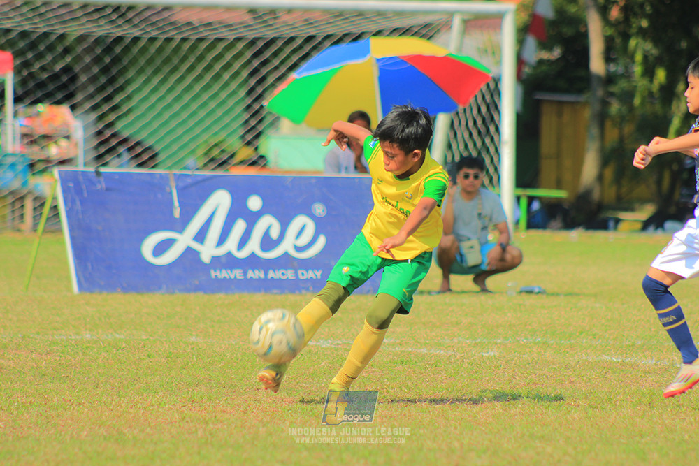 ijlu10 170825 brazillian soccer lfa vs pelita jaya soccer school