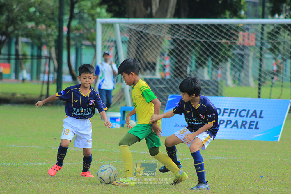 ijlu10 170825 brazillian soccer lfa vs pelita jaya soccer school