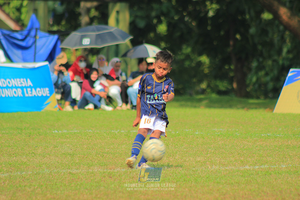 ijlu10 170825 brazillian soccer lfa vs pelita jaya soccer school