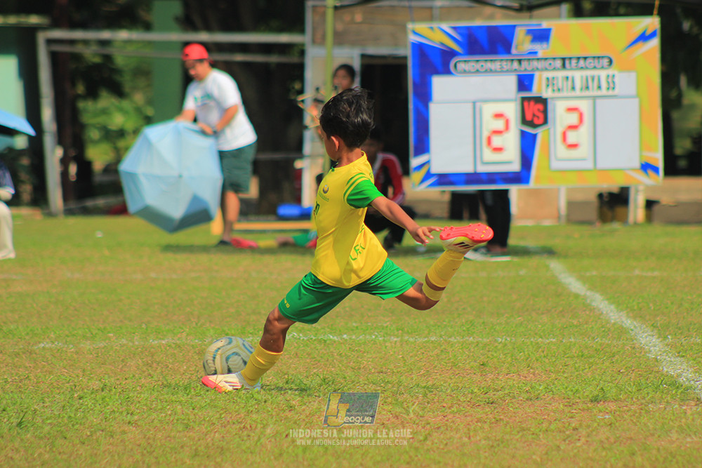 ijlu10 170825 brazillian soccer lfa vs pelita jaya soccer school