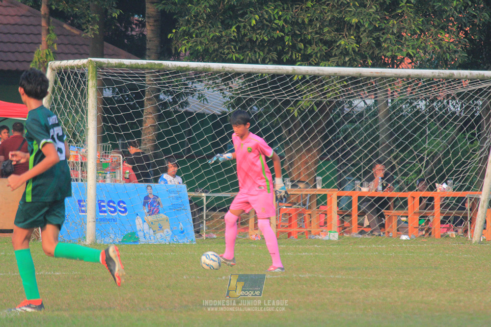 ijlu14 270626 tajimalela fa vs assist soccer school