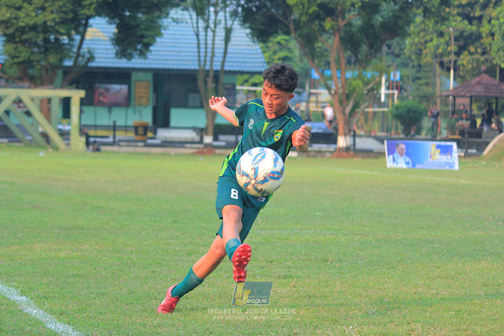 ijlu14 270626 tajimalela fa vs assist soccer school