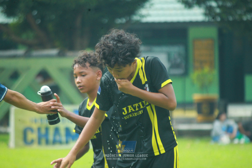 Azka Andhyka: Berpegangan Paolo Maldini